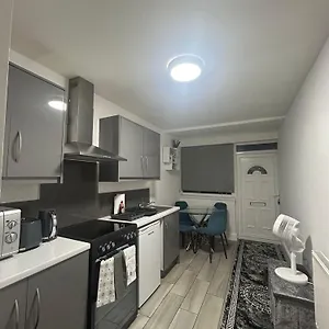 Short Solihull Sheldon (West Midlands)