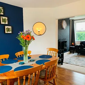 Chic 5 Bedroom House With Private Parking & Garden , Bristol United Kingdom